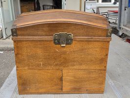 Alte Holztruhe, dekorative Vintage Kiste mit viel Stauraum