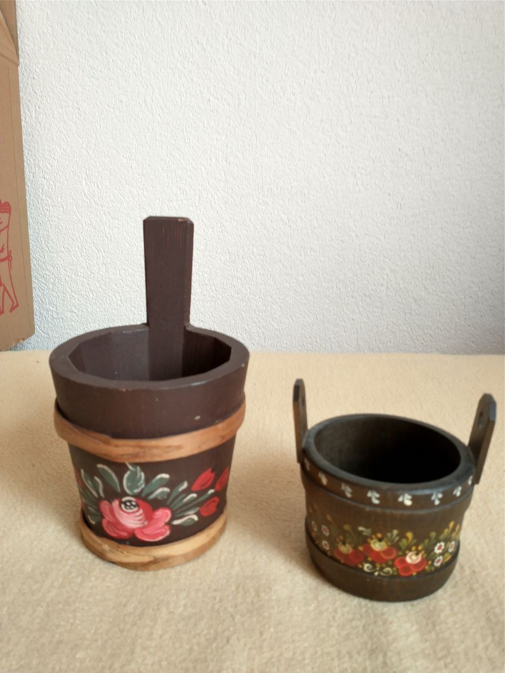 Toutes les décorations: 2 Holz Gefässe/Eimerli, handbemalt mit Blumenmuster – D'occasion à Löhningen par Chimae67 7
