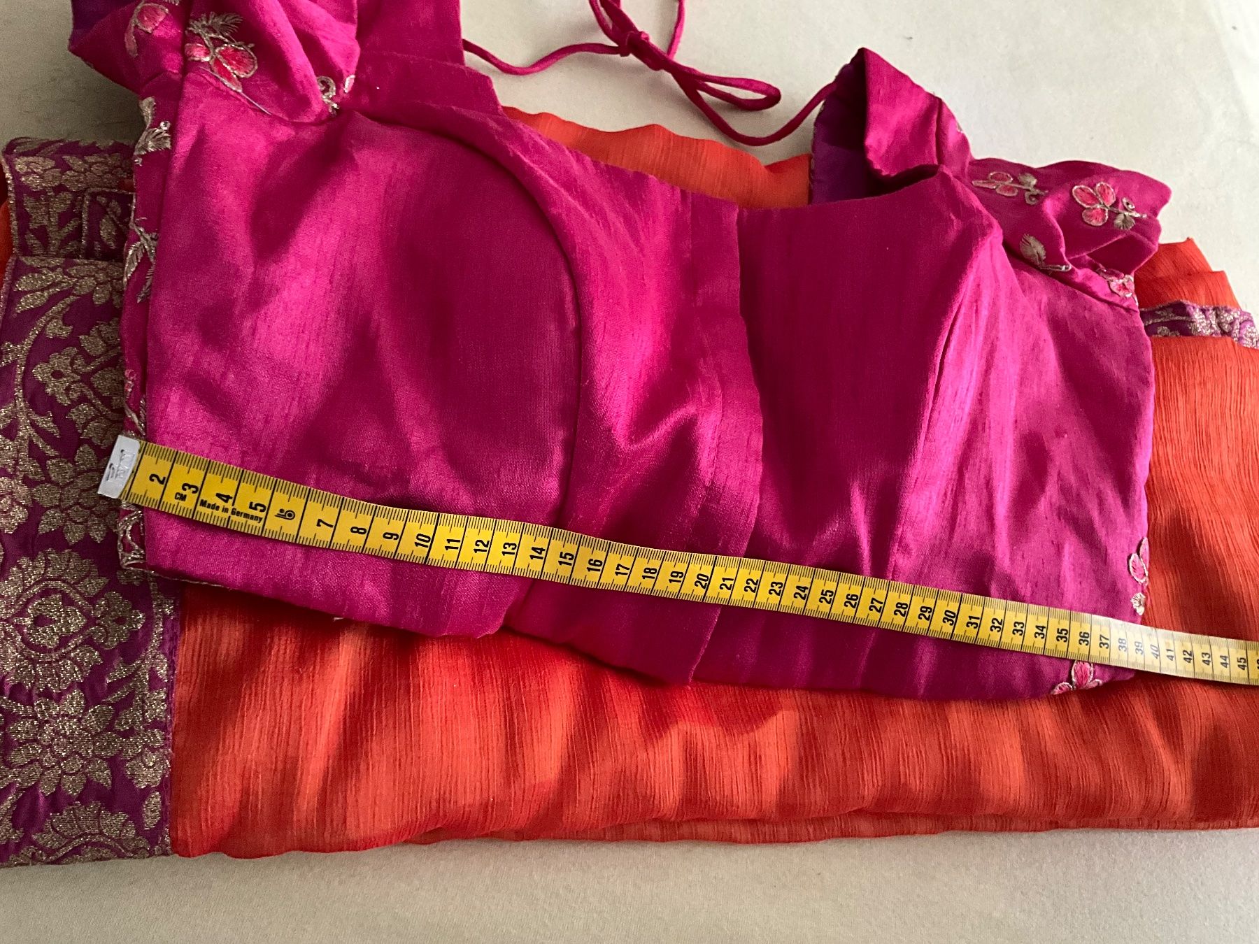 Vestiti: Wunderschönes Sari-Set in Orange-pink mit Goldmuster – Nuovo (secondo la descrizione) da Bösingen venduto da ash_jnn8 2