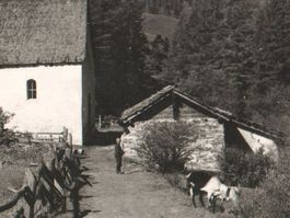 BINN: Kapelle Giessen mit Mann und Ziege, Foto-AK Gyger 1939
