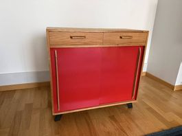 Schiebetürschrank mit roten Türen 60er