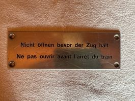 Plaque "Ne pas ouvrir avant l'arrêt du train"