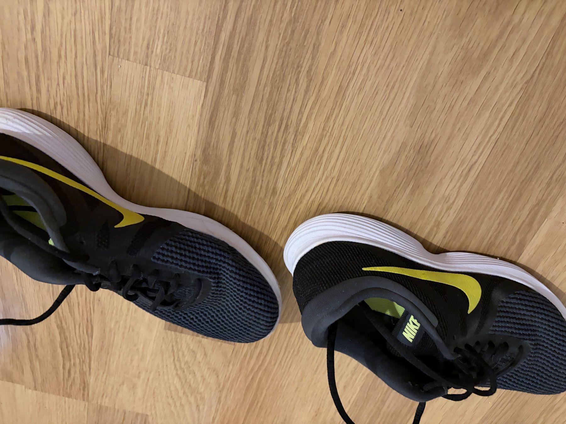 Nike Scarpe da uomo: Nike revolution 4 – Usato da Yverdon-les-bains venduto da z_vtl1 1