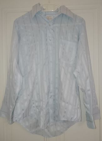 Chemise bleue pâle à motifs