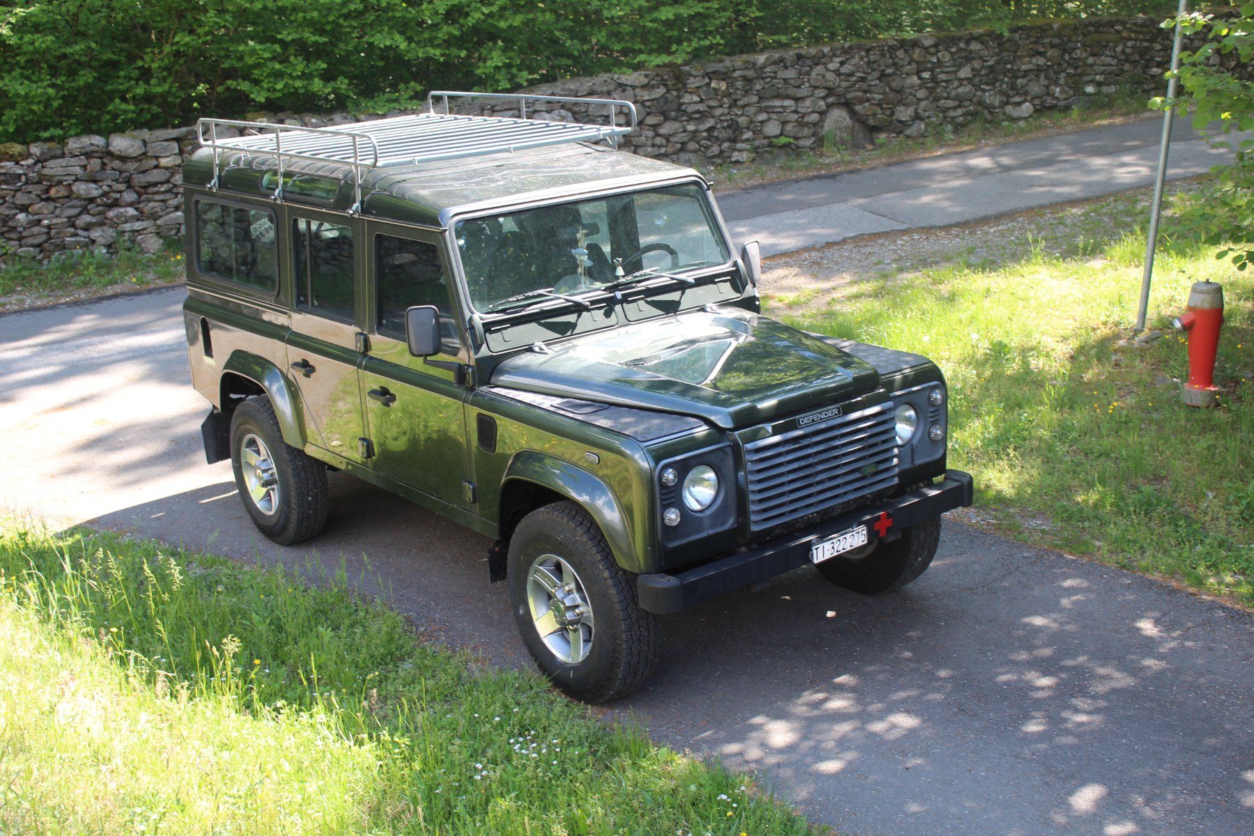 Land Rover Automobili: Land Rover Defender 110 Station Wagon verde – Usato da Lodano venduto da Garagepipolodano