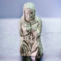 Sculpture antique de la Vierge à l'Enfant en plomb martelé