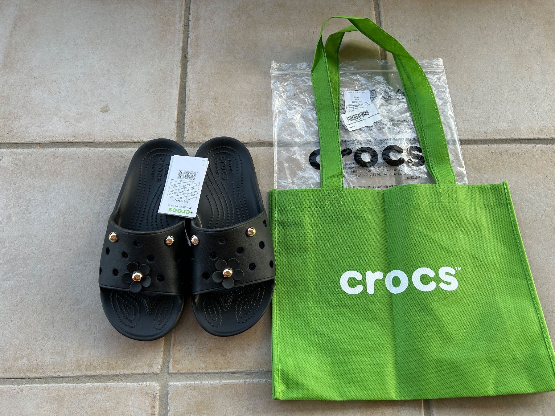 Crocs : Neue Crocs Classic Slide + Gratis Tasche und gratis Jibbitz – Nuovo e nell'imballaggio originale da Beatenberg venduto da nonnkari