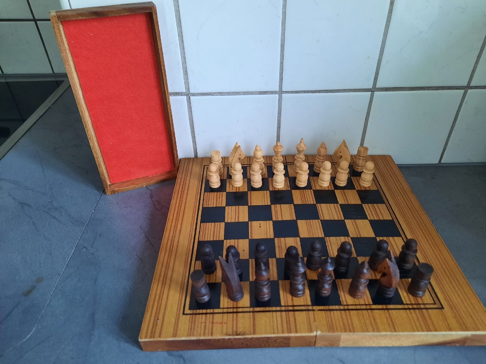 Giochi: JEU D'ÉCHECS, dans son COFFRET-ÉCHIQUIER – Usato da Le Locle venduto da marylise01