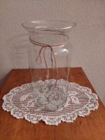 Grösse Blumenvase aus Glas auch für künstliche Blumen.