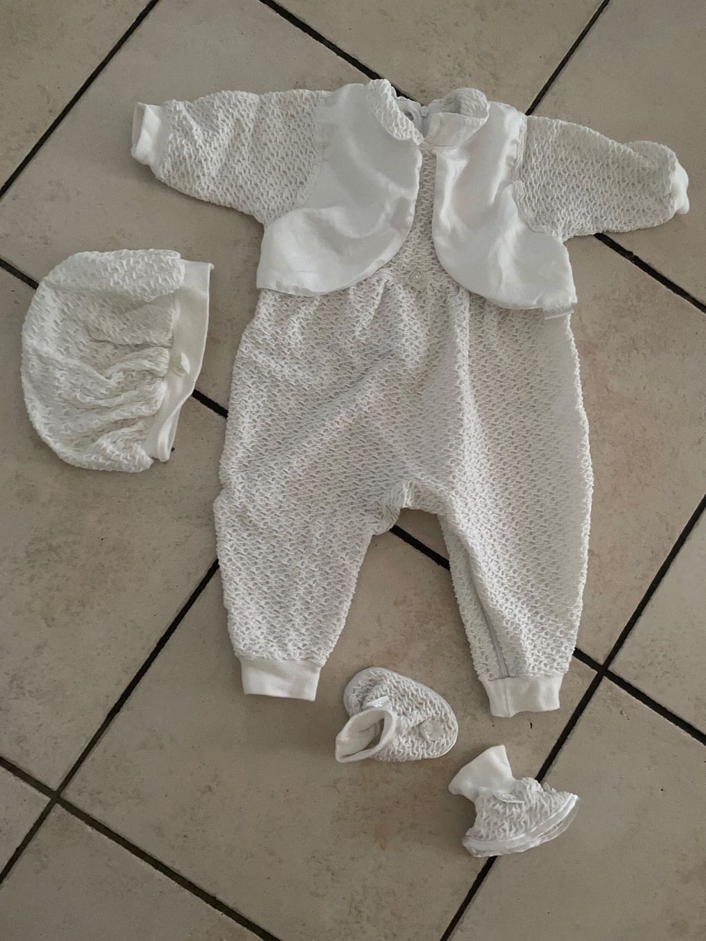 Completi: Weisser Bebe-Jou Tauf Anzug Gr.74 – Usato da Obergerlafingen venduto da cabo4