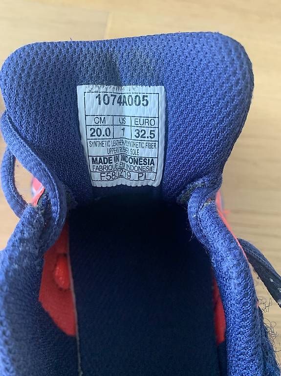 Chaussures garçon: Hallenturnschuhe Asics Grösse 32.5 – D'occasion à Otelfingen par che_26d5 4