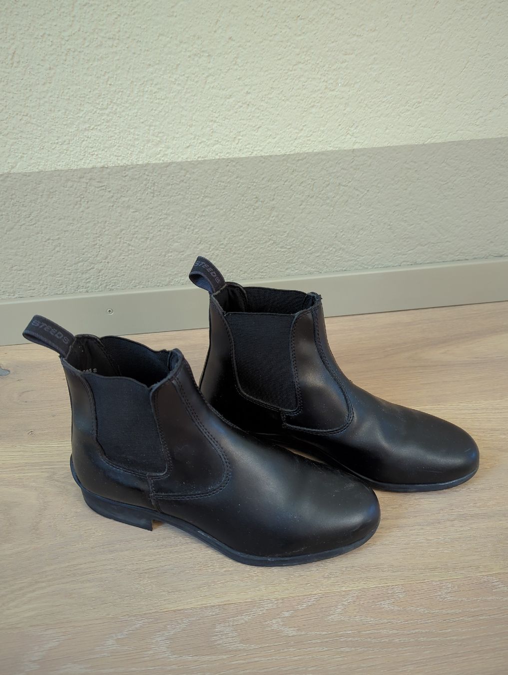 Lotti di vestiti: Reitset: Helm, Reitstiefeletten, Chaps, Hose – Usato da Niederscherli venduto da lacana._ 3