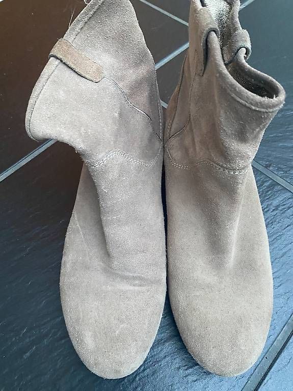 Chaussures femmes: Kurze Wildleder Stiefel – D'occasion à Erlenbach ZH par baa_w7jc