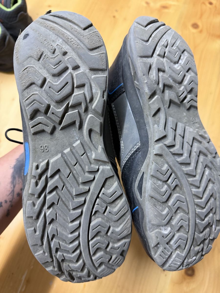 Scarpe per ragazzi: Gebrauchte Wanderschuhe, Winterfest, Grösse 36, Schwarz/Blau – Usato da Mosnang venduto da Dojajolele 3