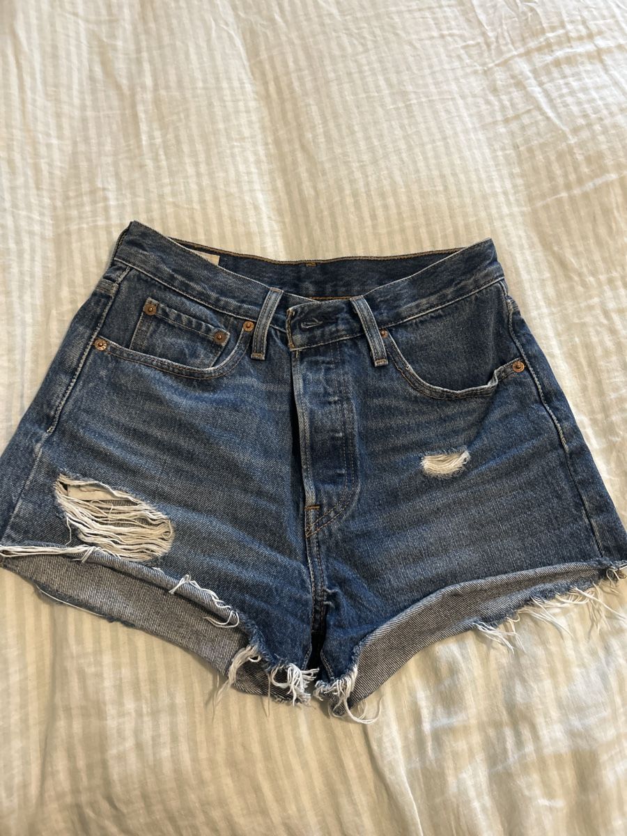 Jeans: Levi’s Short 26 – Usato da Muralto venduto da kar_ft6r