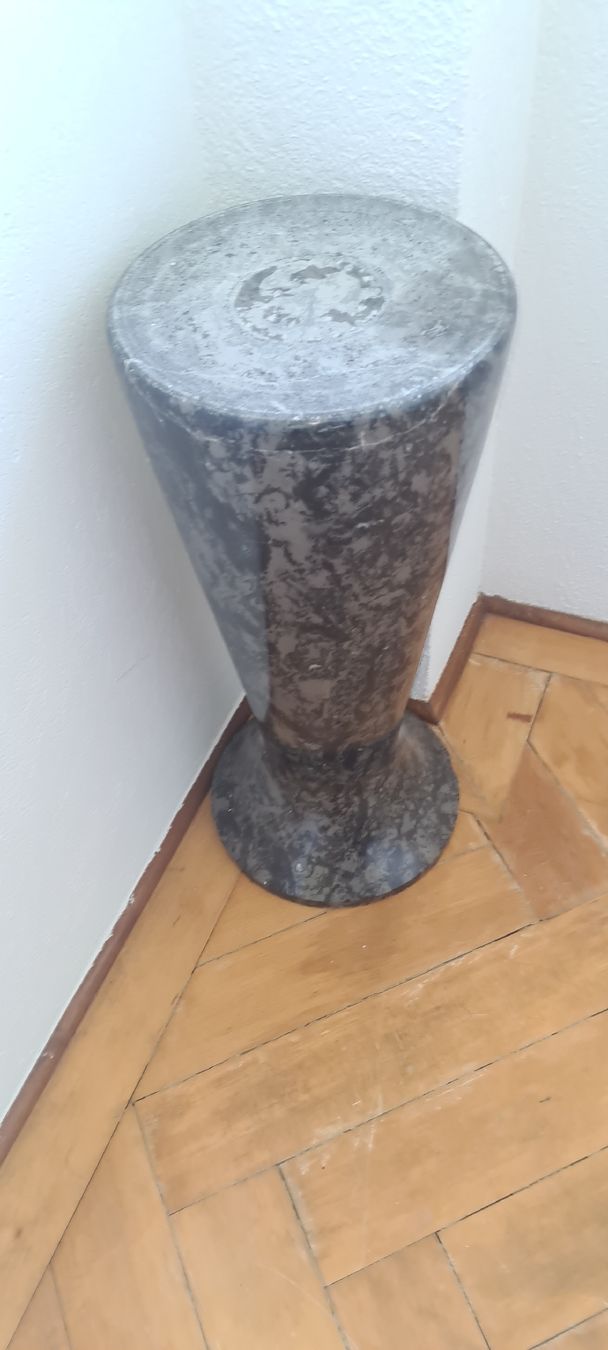Pietre & tegole: Massiver Naturstein-Sockel – Usato da Zürich venduto da sut_6hqn 1