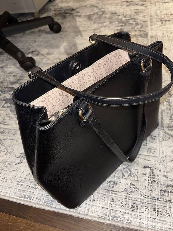 Taschen für Damen: Guess Handtasche wie Neu – Gebraucht aus Bremgarten AG von david12345 4