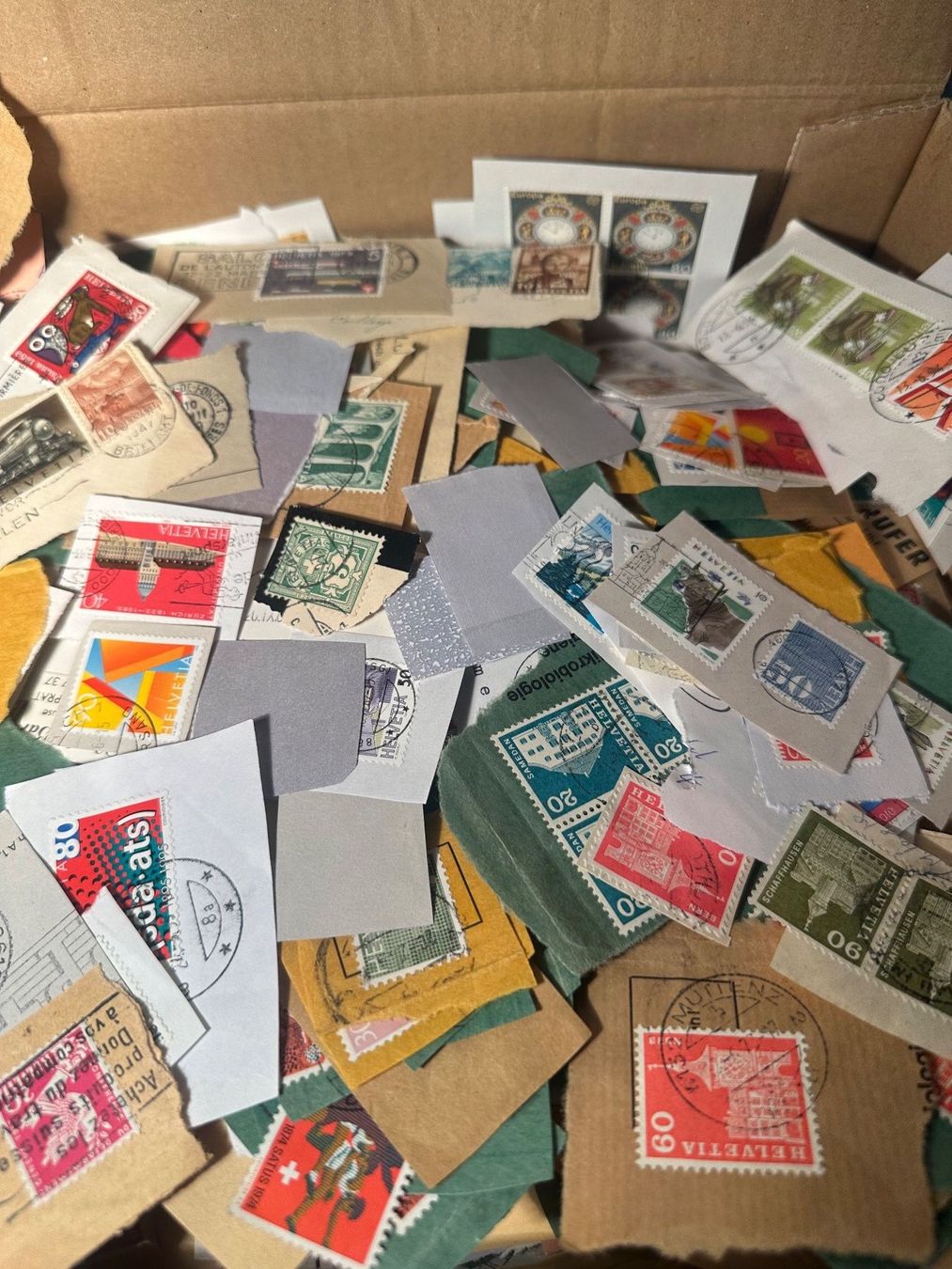 Tutti i francobolli: XXL Karton Briefmarken zum Ablösen – Usato da Stettfurt venduto da 2442 5