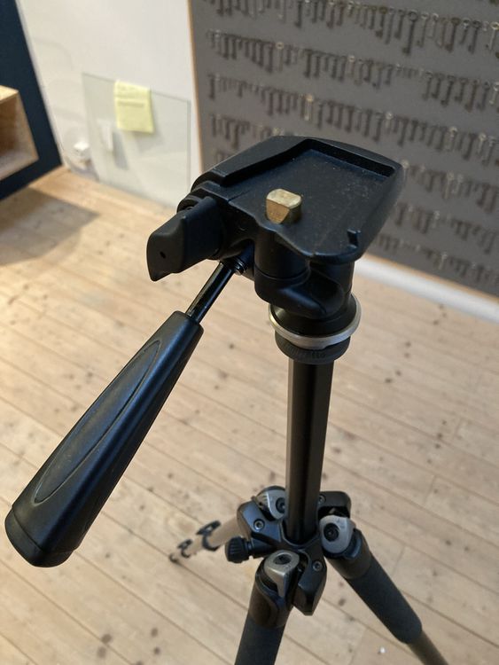 Manfrotto Treppiedi & Teste: Manfrotto Stativ – Nuovo (secondo la descrizione) da Läufelfingen venduto da b-form 5