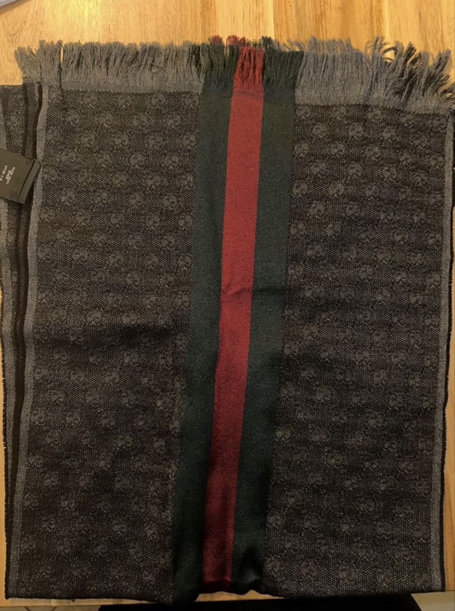 Gucci Sciarpe: Sciarpa da uomo Gucci – Nuovo (secondo la descrizione) da Gravesano venduto da mer_xc6b