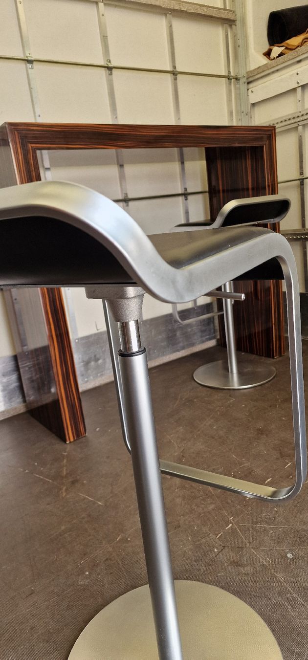 Allestimento di negozi e stand fieristici: Massiver Bartisch mit 2 Barhockern  Lapalma Design – Usato da Pfäffikon SZ venduto da Brocki-21 4