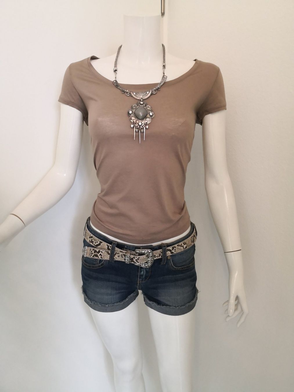 Mango T-shirt: 🤩MANGO T-SHIRT BRAUN – Usato da Olten venduto da Naja-Twins-Twins 1