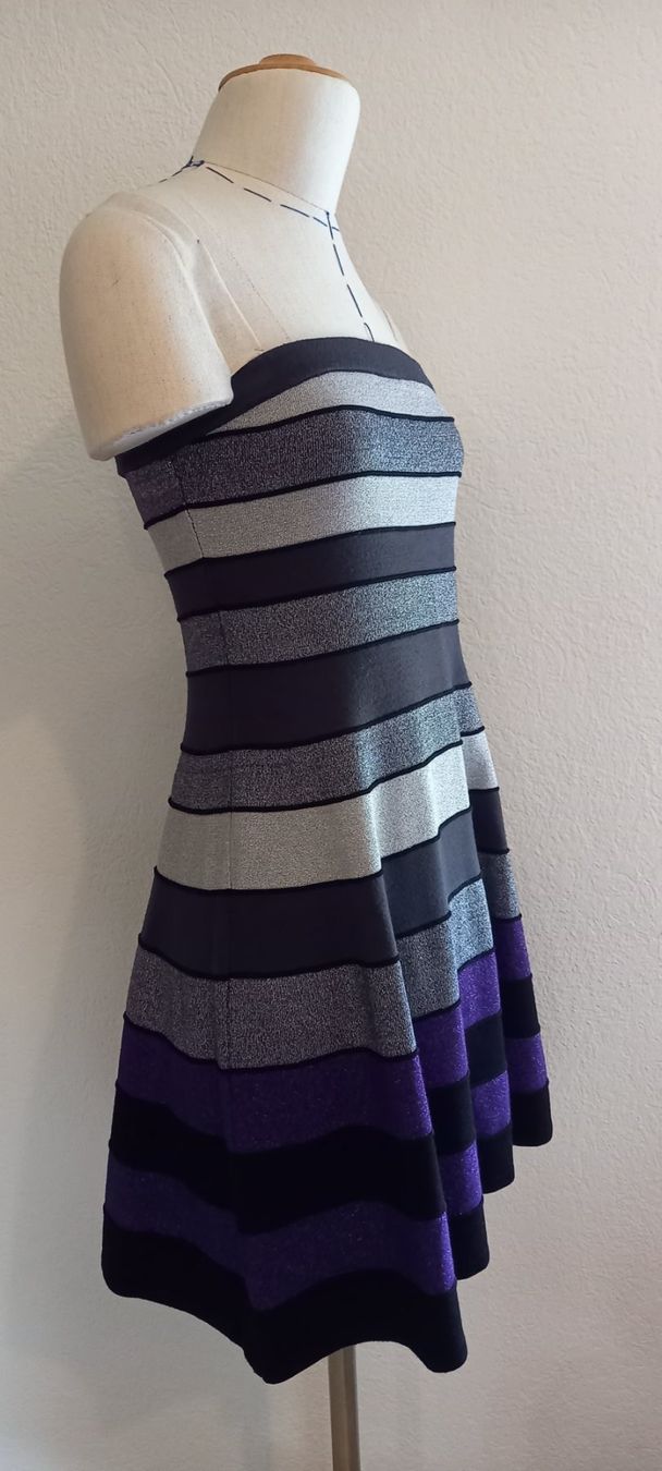 Vestiti: Schulterfreies Strickkleid mit Lurexglanz – Nuovo (secondo la descrizione) da Zwillikon venduto da Leewii