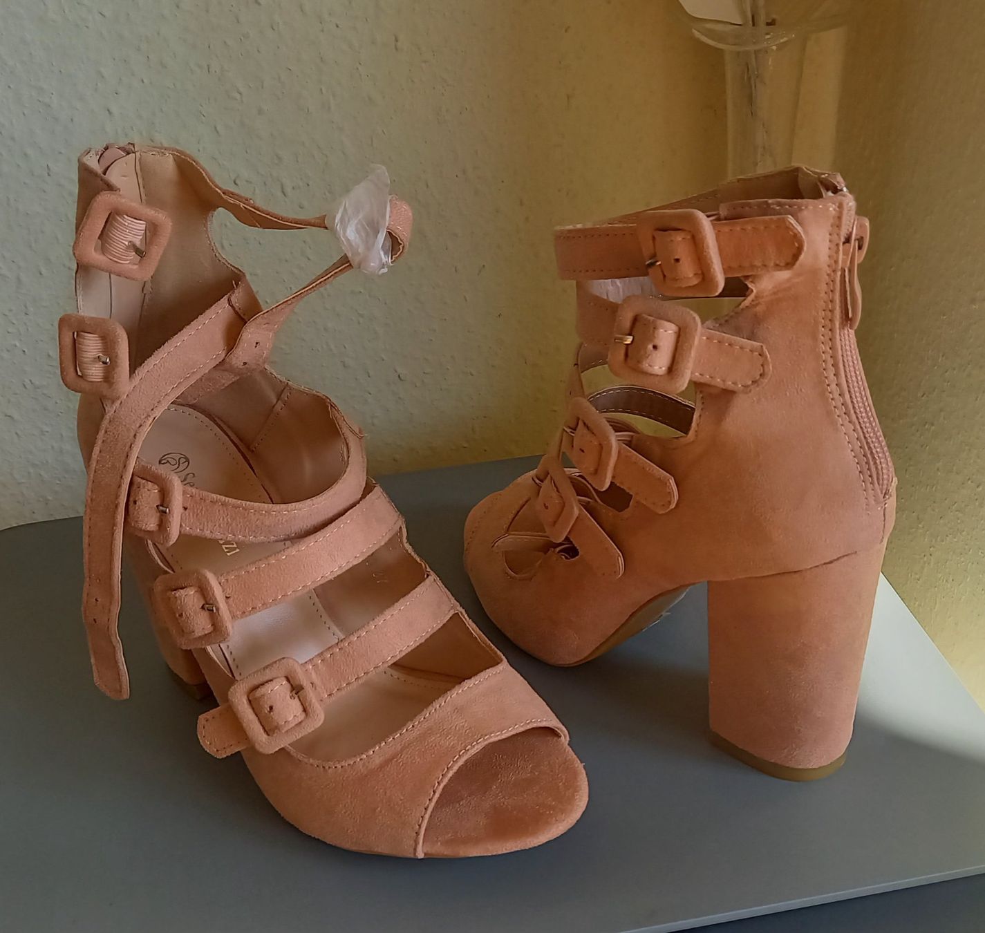 Scarpe da donna: Chaussures roses à boucles et fermeture éclair. – Nuovo (secondo la descrizione) da LE GRAND-SACONNEX venduto da nathyvan1974