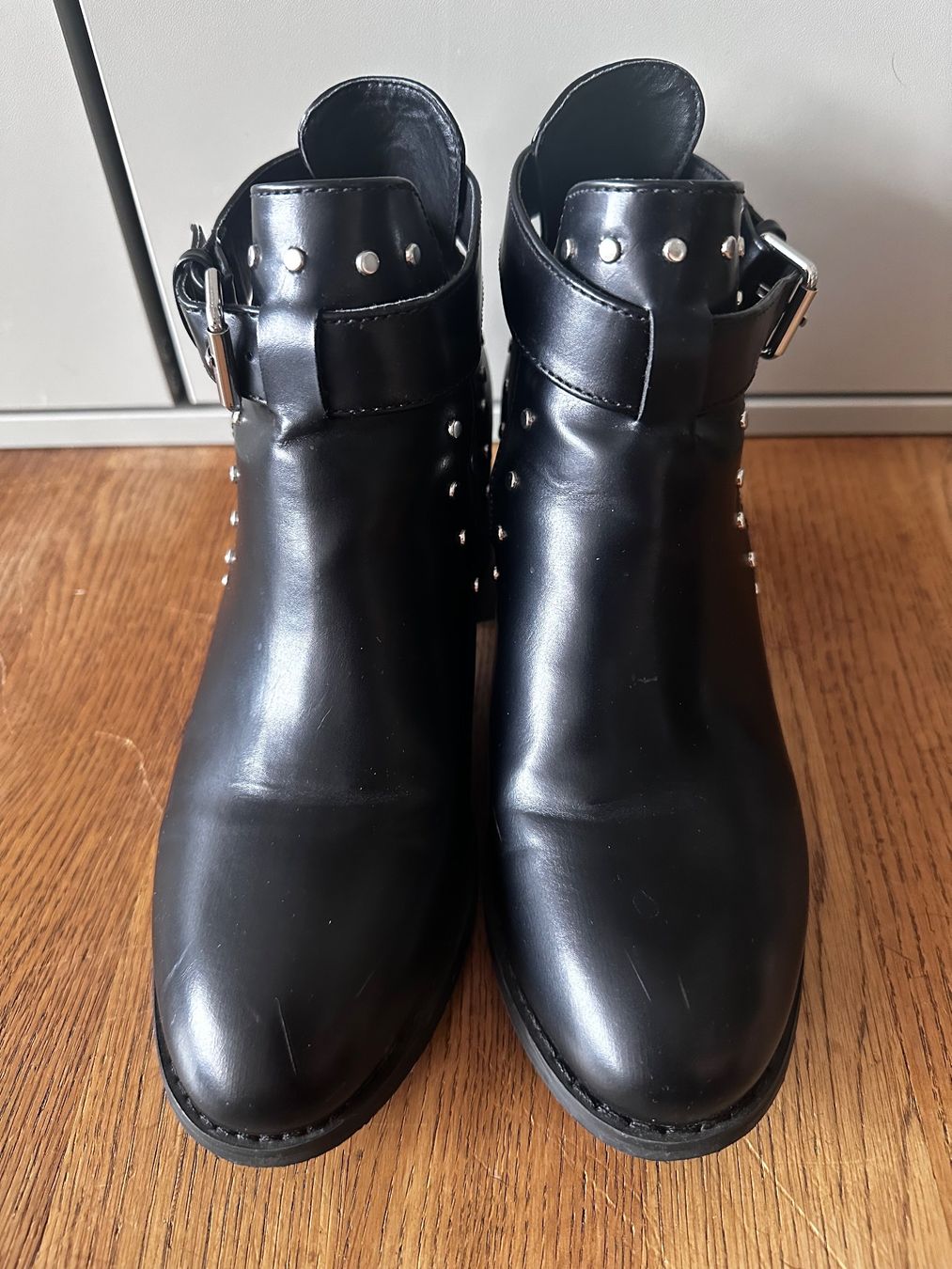 Scarpe da donna: SCHWARZE ANKLE BOOTS MIT NIETEN – Usato da Haldenstein venduto da enie123 1