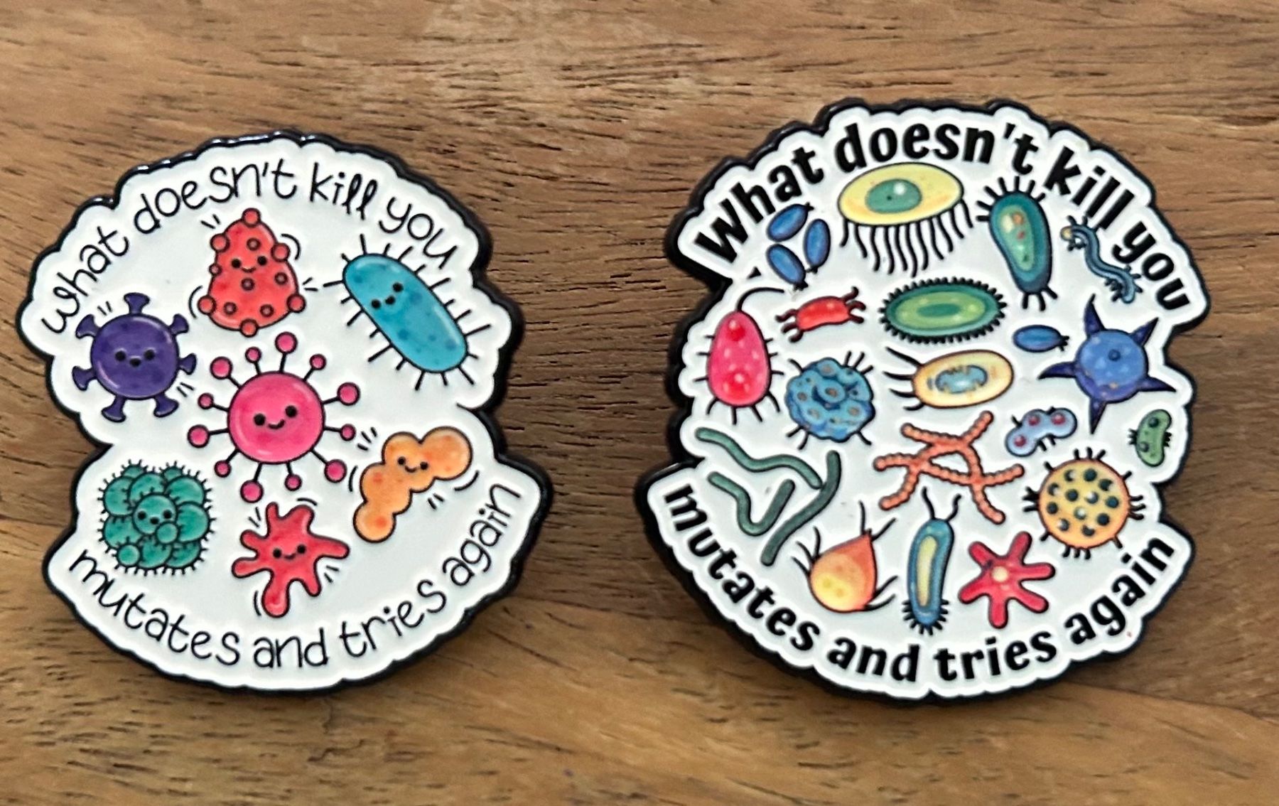 Placchette & Badge: Set 2x Pin 'what doesn't kill you mutates and tries again' – Nuovo e nell'imballaggio originale da Geneve venduto da vane267