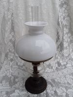 ANTIKE PETROLLAMPE MIT WEISSGLAS LAMPENSCHIRM
