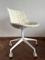Elegante sedia design bianca girevole con ruote
