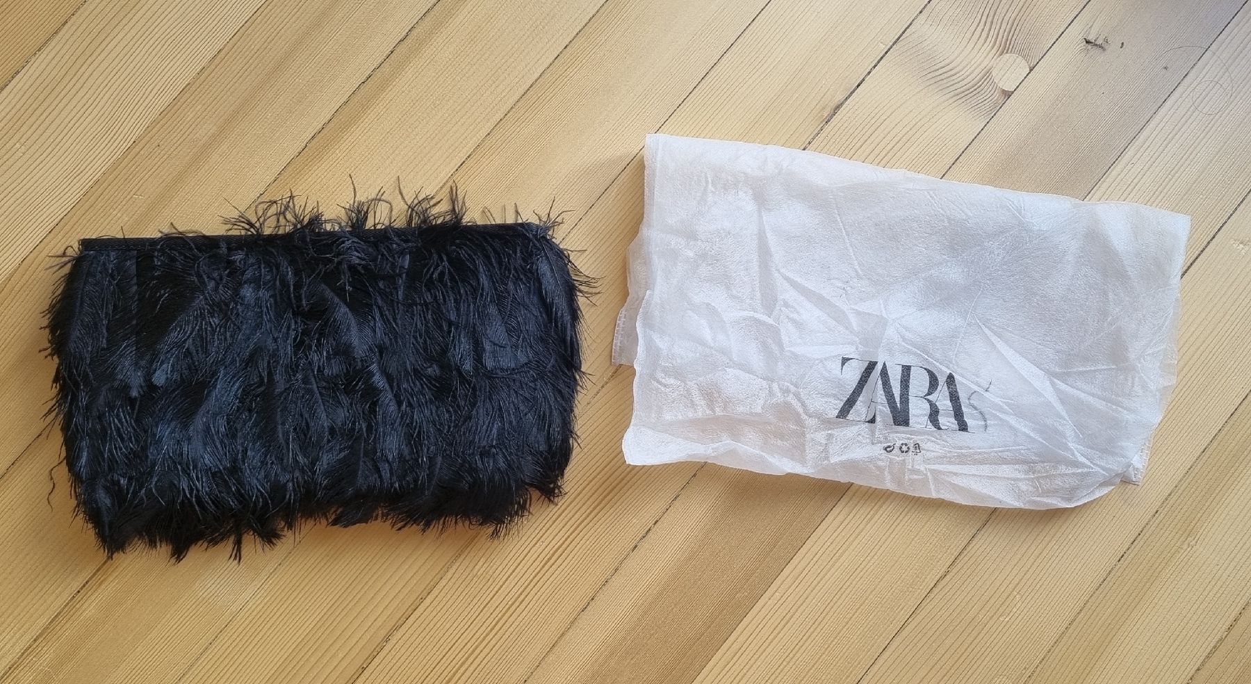 Zara Borse da donna: ZARA Clutch aus Federn schwarz – Usato da Champlan venduto da acr_kkd5 5