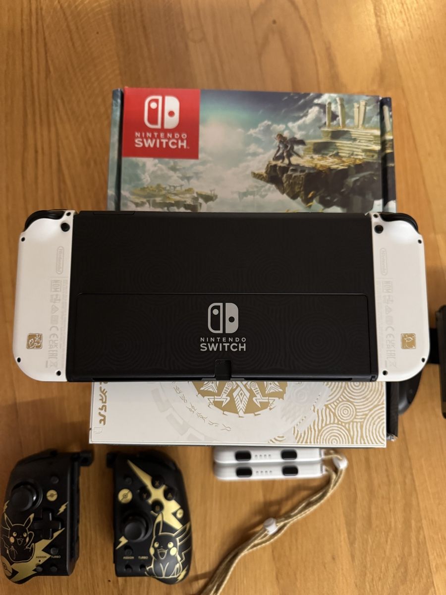 Nintendo Consoles: Nintendo Switch OLED - Zelda Edition + HORI Split Pad Pro Pi – D'occasion à Lenzburg par Ediuchiha 1