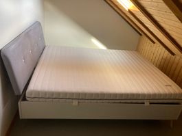 Doppelbett mit Lattenrosten und Matratze gebraucht
