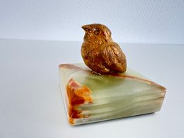 Kleine Vogel-Skulptur auf Onyx, signiert