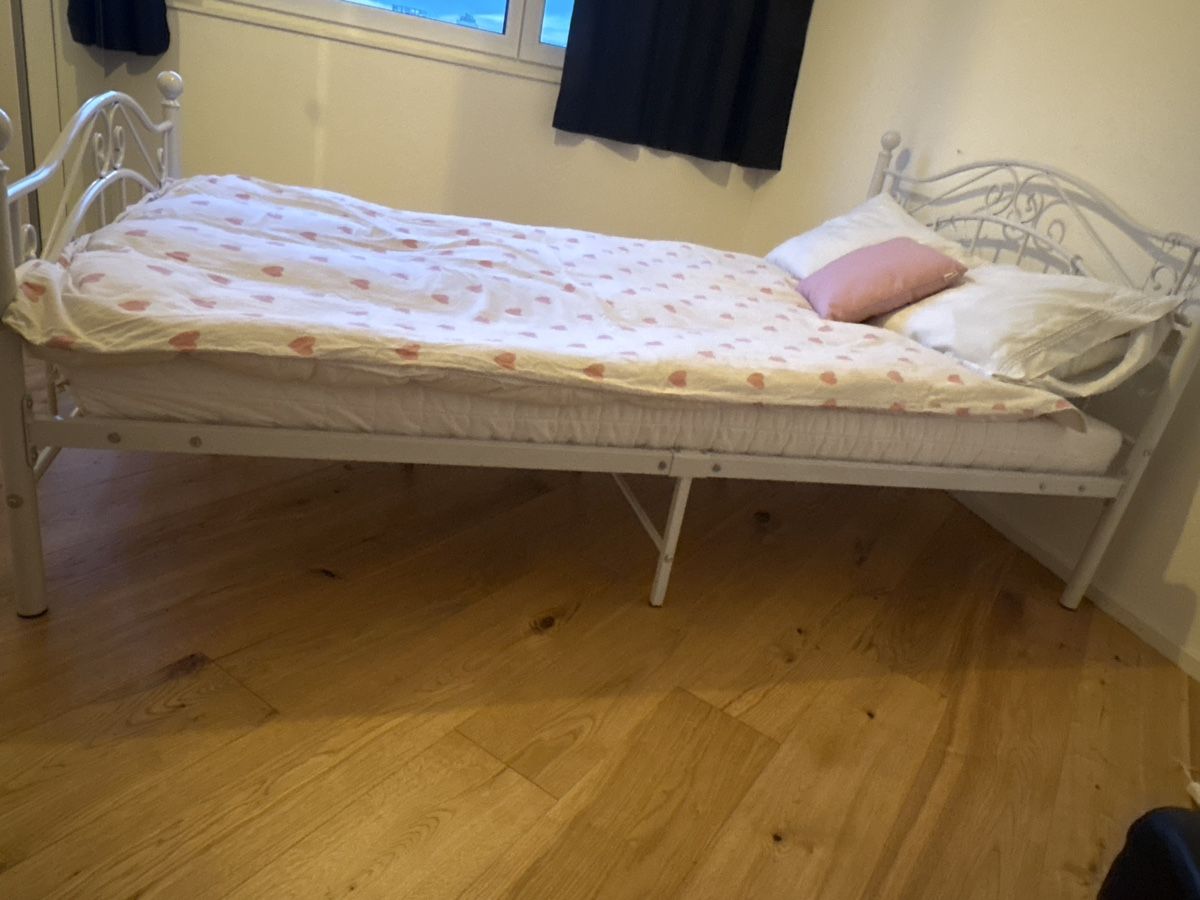 Letti: Small doublebed metal  frame white in good condition – Usato da Zürich venduto da geevee02 2