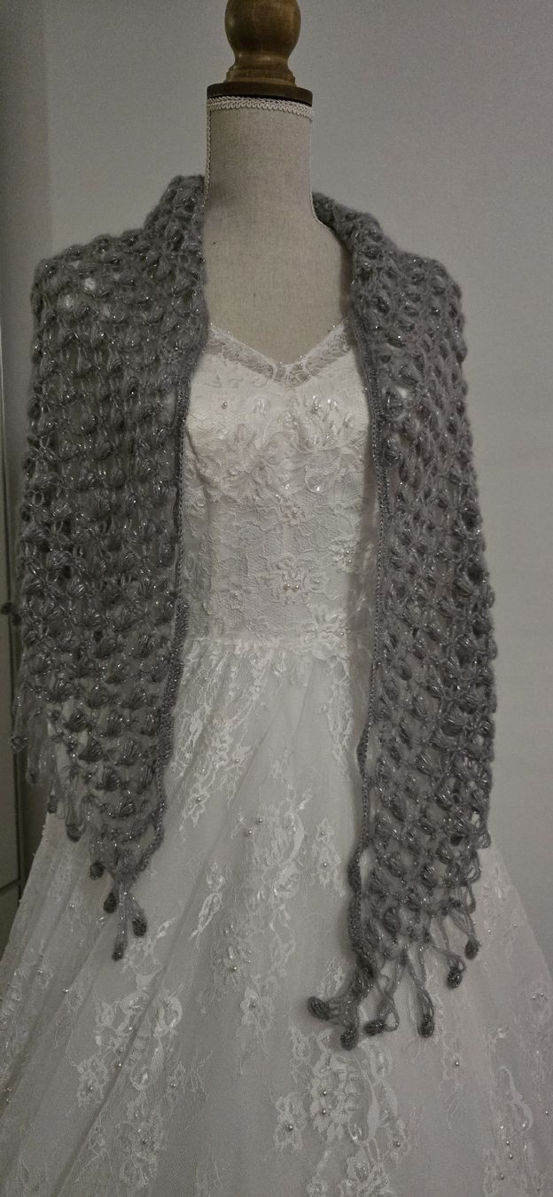 Foulard & Sciarpe: Handgestrickte gemütliche silber Schal 🩶 – Nuovo (secondo la descrizione) da Zürich venduto da Idoly_Studio. 1