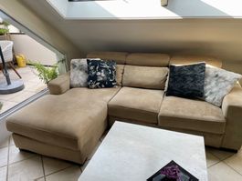 Canapé d'angle beige avec extension lit