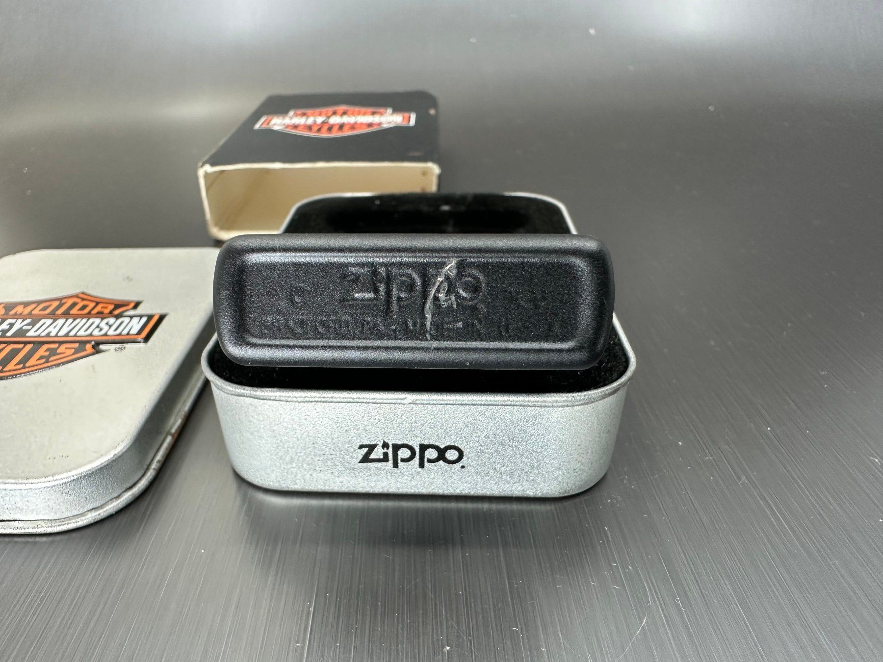 Zippo Accendini: Zippo Harley Davidson, Schwarz Orange Harley Stripe – Nuovo (secondo la descrizione) da Arisdorf venduto da Liquidus 4