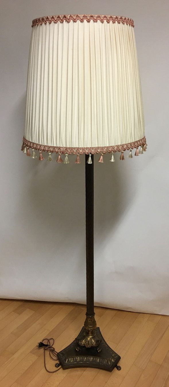Lampade: Elegante Stehlampe mit Plissee-Schirm – Usato da Olten venduto da ELHANDEL