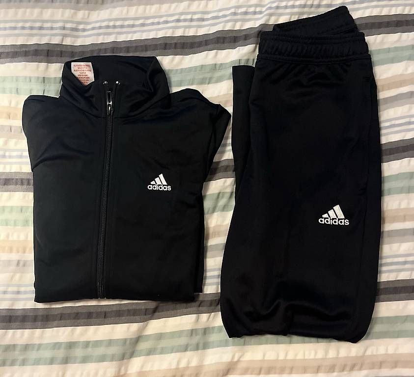 Lotti di vestiti: Ensemble Adidas  – Usato da Chavannes-Renens venduto da luc_52p8 1