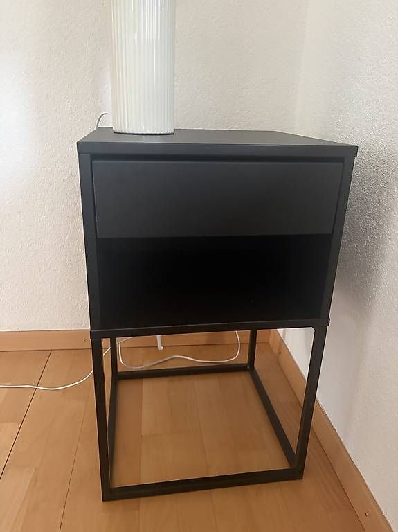 Ikea Comodini: IKEA VIKHAMMER Nachttisch – Usato da Dottikon venduto da michelle.s_ 1