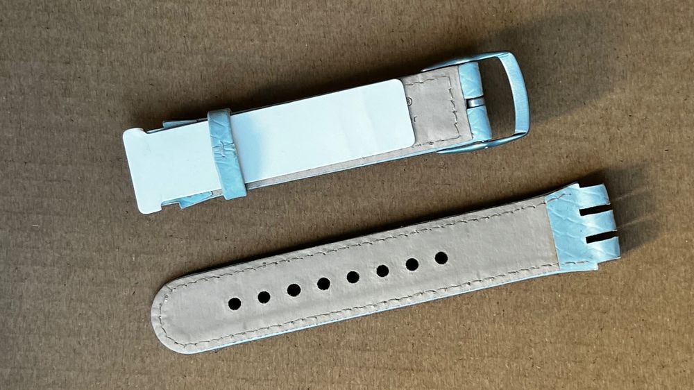 Swatch Montres: Swatch Uhrband, hellblaues Leder, neuwertig, Frühling! – Neuf (Voir description) à Grenchen par chththl 1