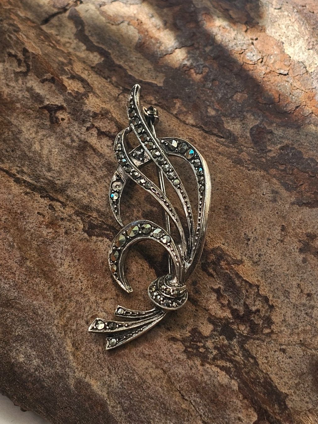 Broschen & Nadeln: Brosche in Silber mit Markasit Steinen – Gebraucht aus Zürich von MaisonBelleCachet