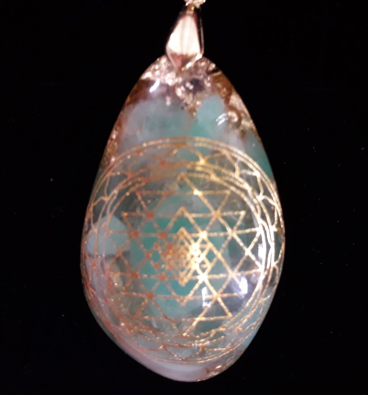 Edelsteine: ORGONIT Anhänger SHRI YANTRA  Chrysopras – Neu und originalverpackt aus Aeschi b. Spiez von KRONLICHT 1