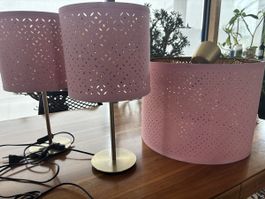 Tischlampe rosa Lochmuster Metall Metallfuss guter Zustand