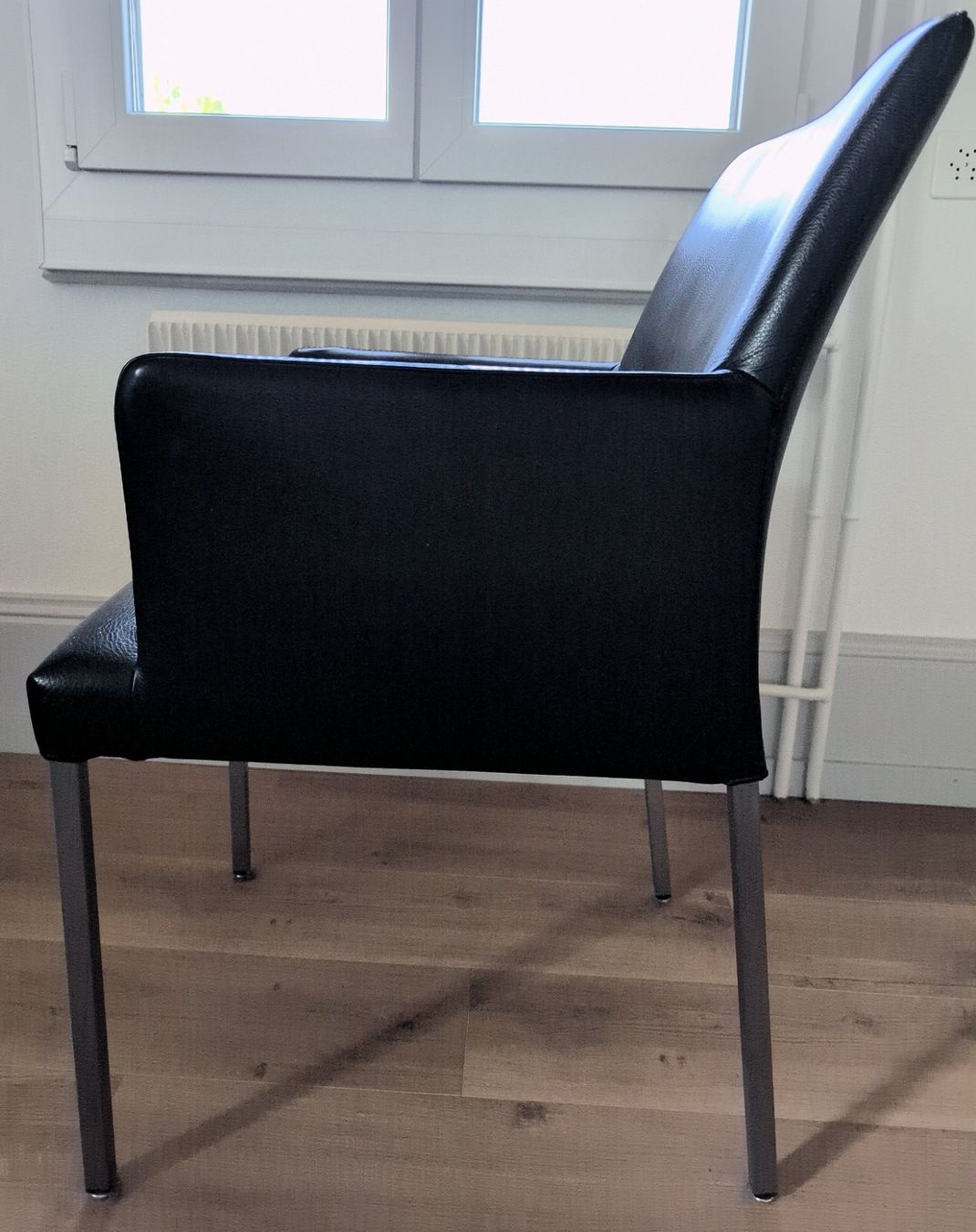 Pfister Stühle: 4 schwarze Leder-Stühle – Gebraucht aus Burgdorf von CVbenBdF 2