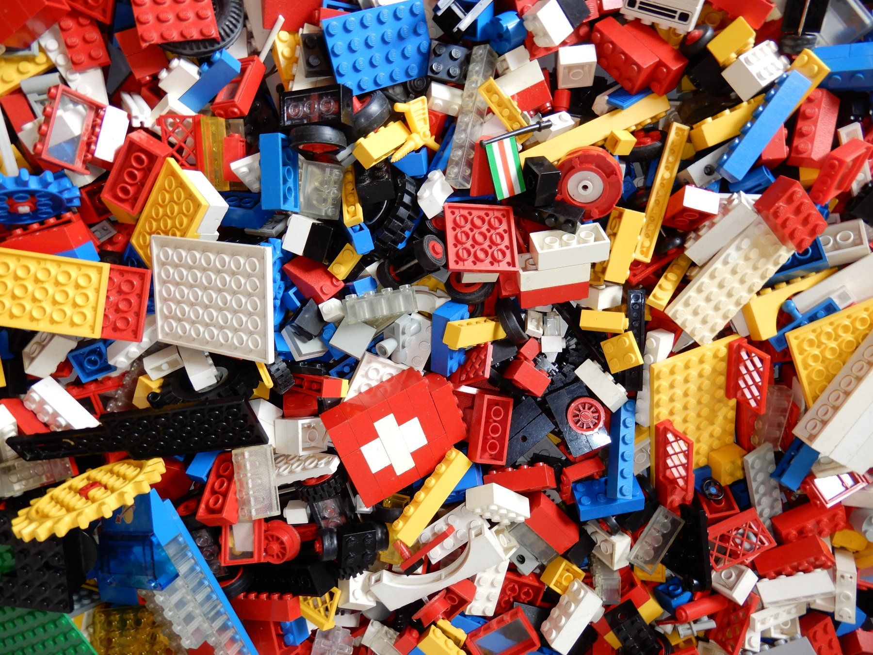 Lego Kit di costruzioni: 4 KILO LEGO Classic und diverse, Räder, Technic,Platten .... – Usato da Senèdes venduto da tintinette43 7
