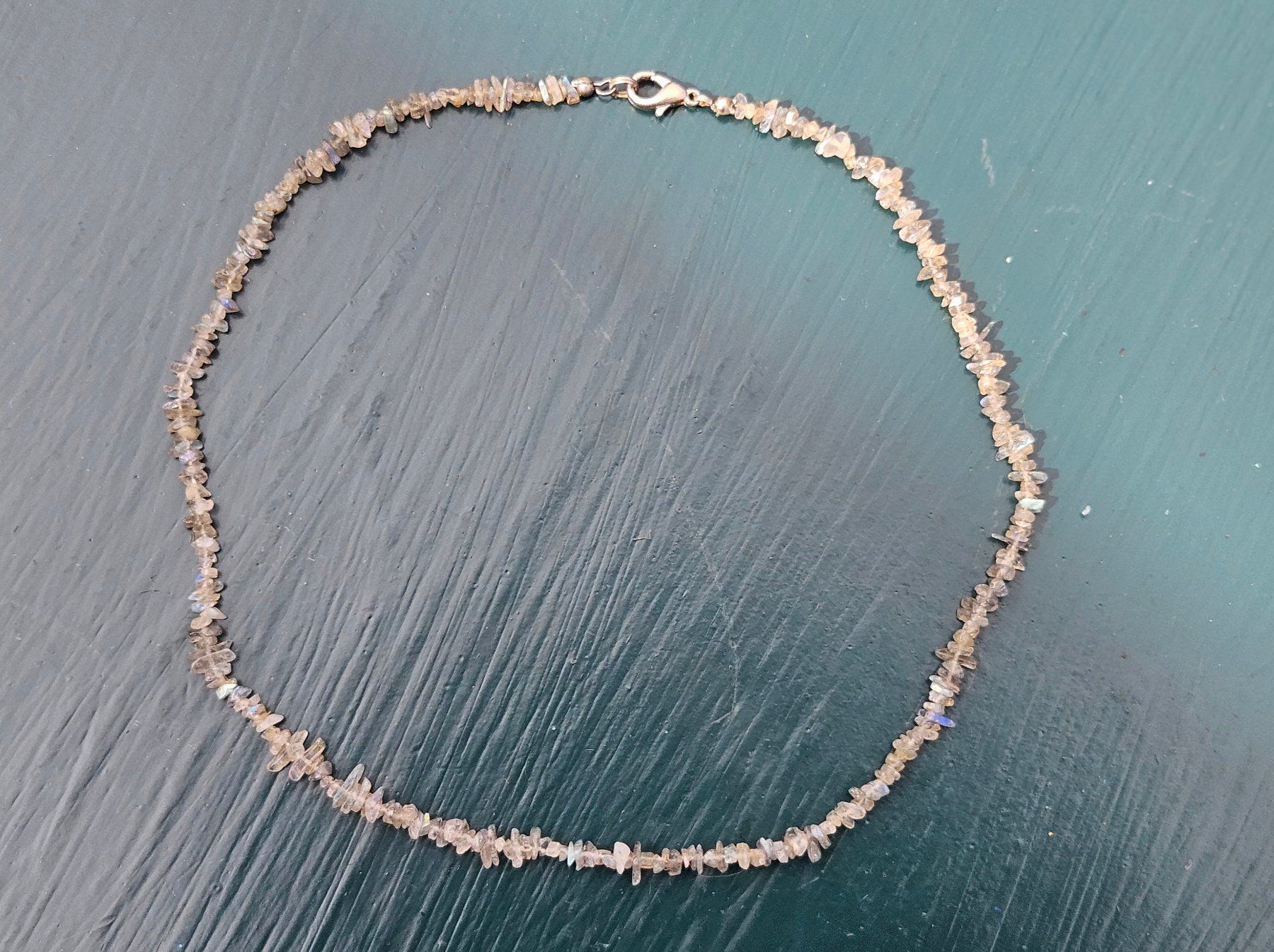 Catenine: Feine Halskette mit Chalzedon-Bruchsteinchen. – Usato da Vermes venduto da Bergbiene